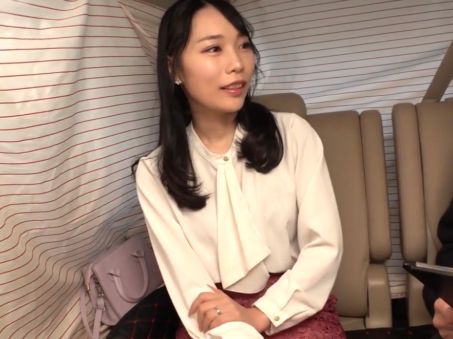 【人妻ナンパ】上品美人な美熟女セレブ奥さんに声掛けてセクハラ質問！欲求不満で発情したエロスレンダー美女との浮気中出しHの画像